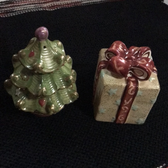 Pfaltzgraff Christmas Tree and Present salt and pepper shakers vintage - Picture 1 of 11